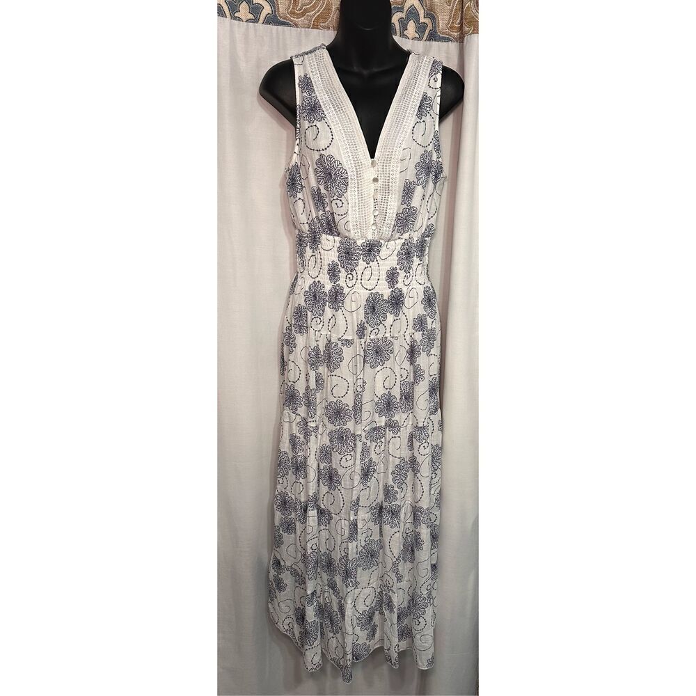 J. Glee Full length, sleeveless dress with a V neckline and 5 buttons, 4 tiers w